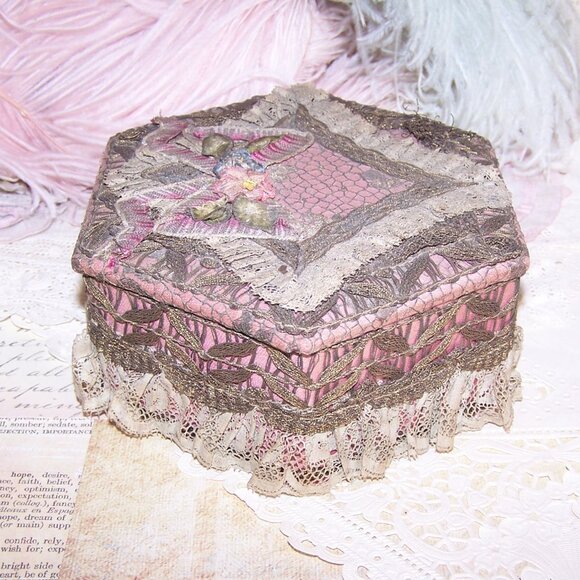 Antique French Ribbonwork Boudoir Box - Mauve, Gold Lace & Rococo Ribbon Trim - Picture 3 of 7